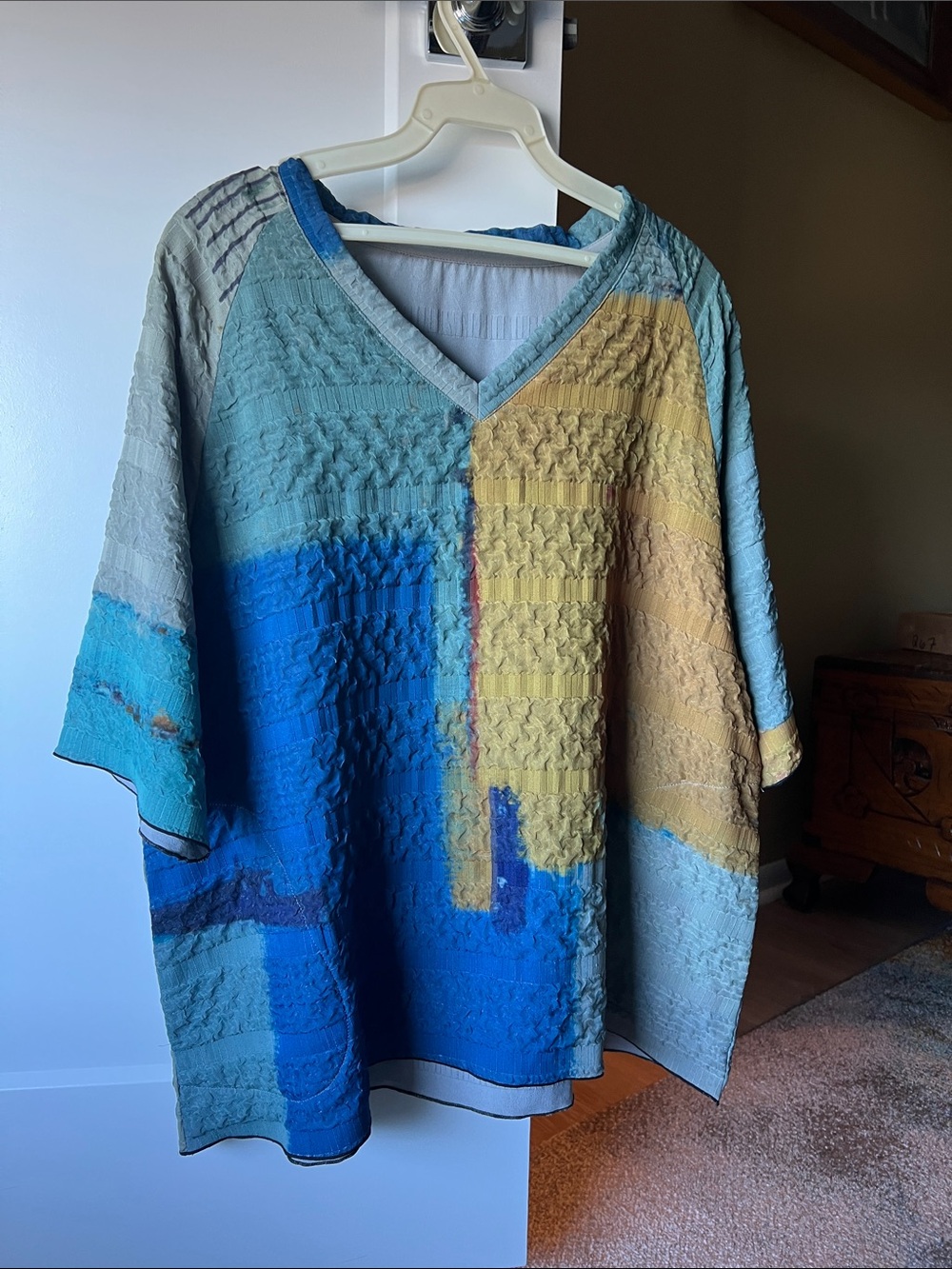 Soft Textured V-Neck Short Sleeve Top in Blue and gold. With pockets! Sz L